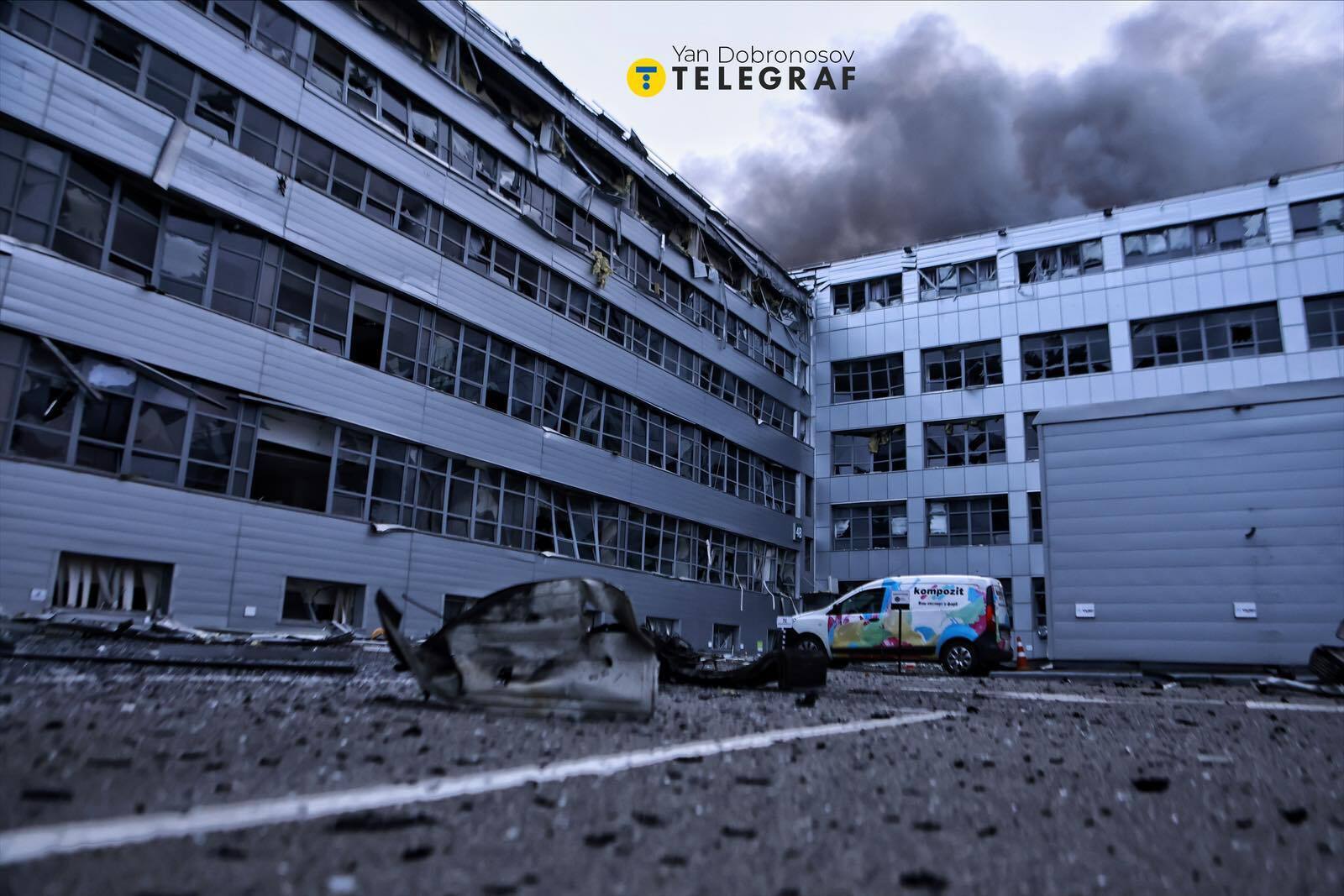 Зруйнований бізнес-центр та згорілі авто: з’явилися фото та відео наслідків ранкової атаки армії РФ на Київ