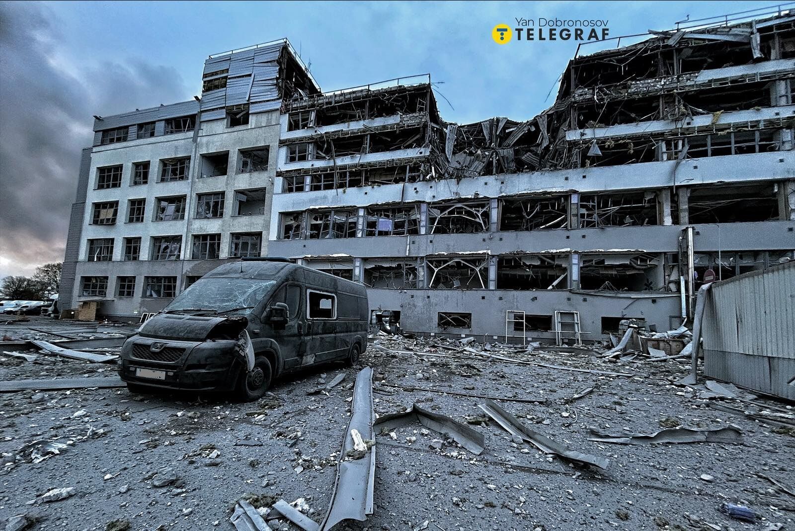 Зруйнований бізнес-центр та згорілі авто: з’явилися фото та відео наслідків ранкової атаки армії РФ на Київ