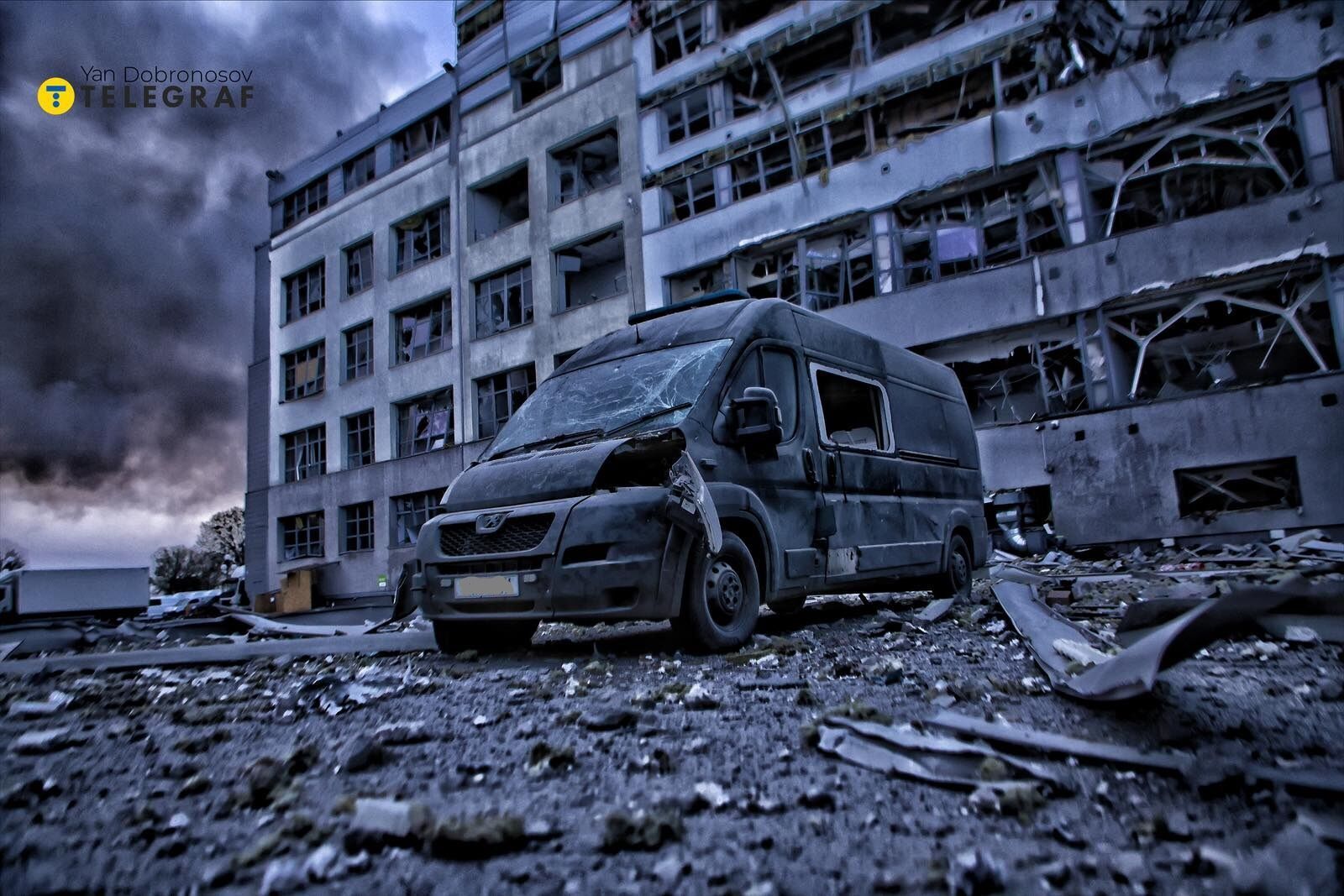 Зруйнований бізнес-центр та згорілі авто: з’явилися фото та відео наслідків ранкової атаки армії РФ на Київ