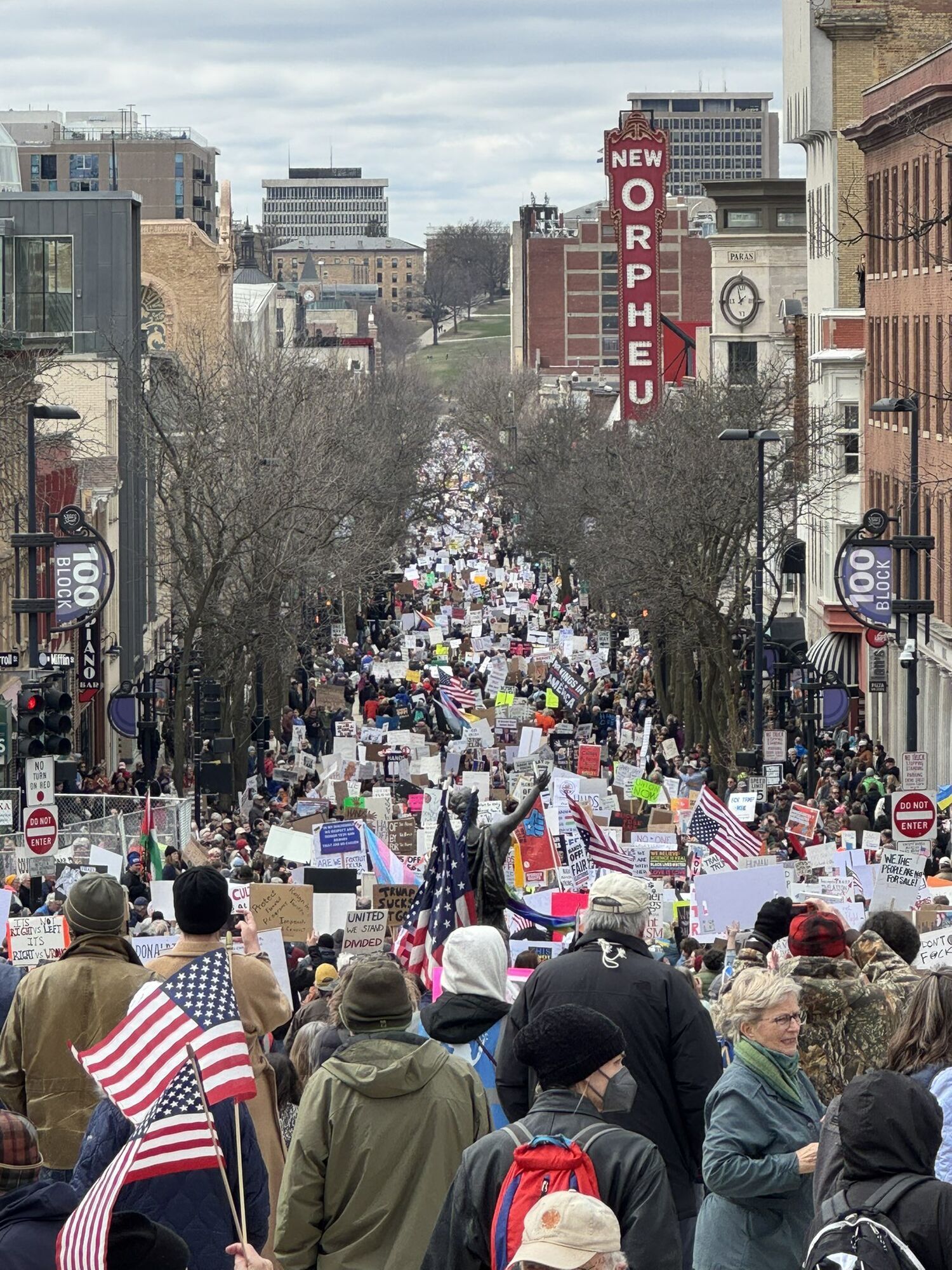 "Руки прочь от демократии!" В США и Европе нарастает волна протестов против политики Трампа