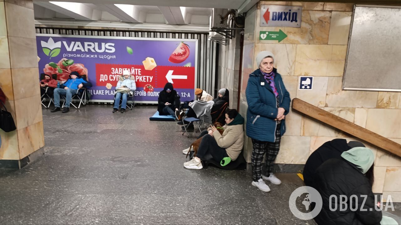 Метро в Киеве превратилось в стихийное укрытие из-за ракетной атаки армии РФ. Фото