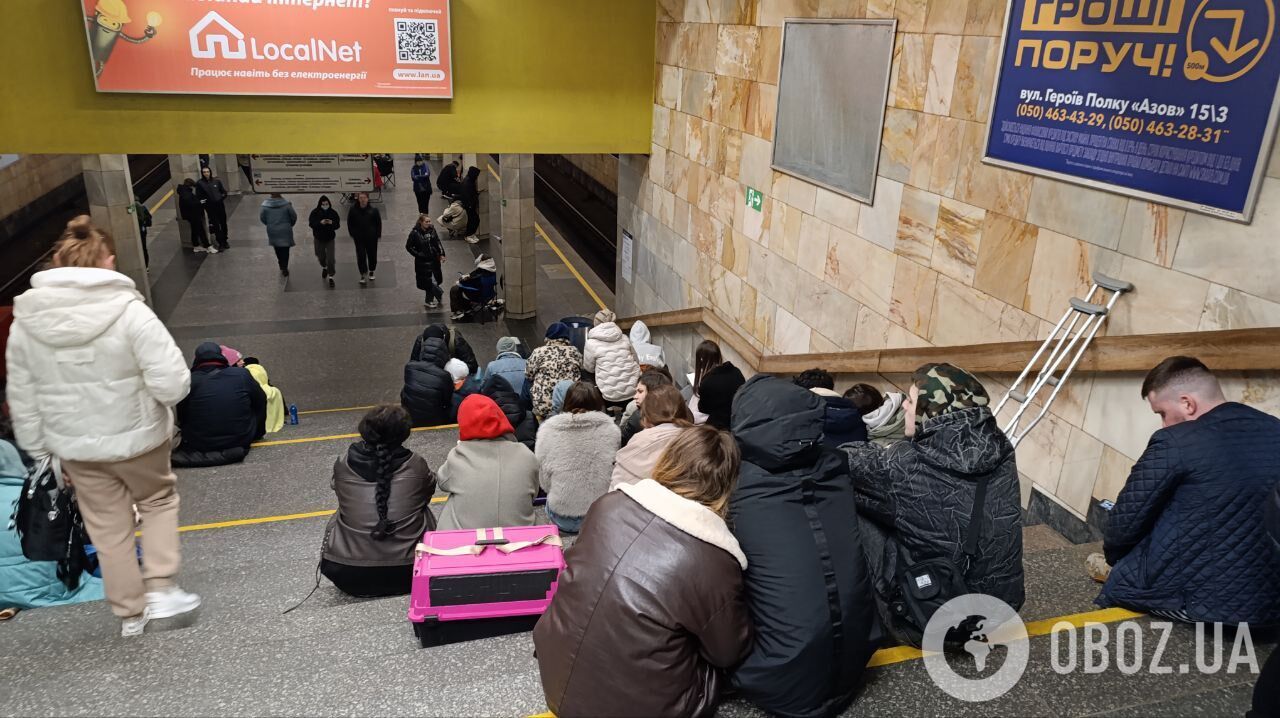 Метро в Киеве превратилось в стихийное укрытие из-за ракетной атаки армии РФ. Фото