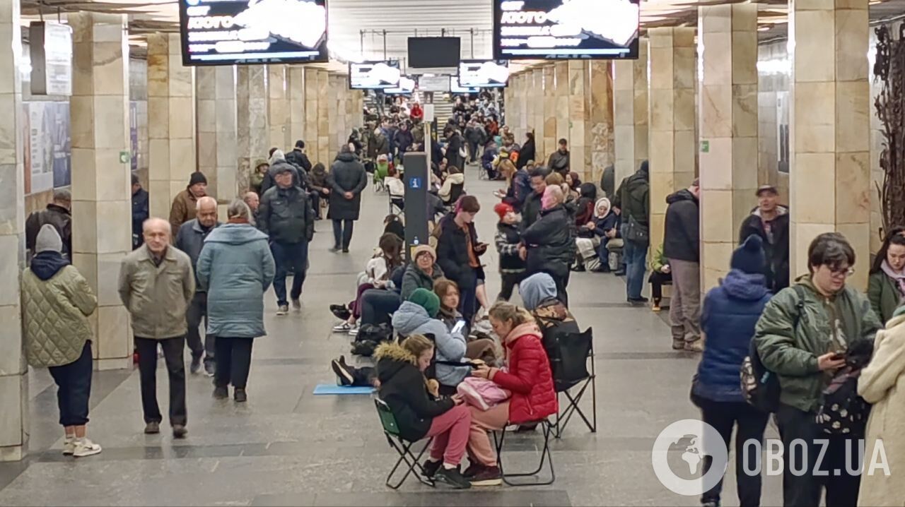 Метро в Киеве превратилось в стихийное укрытие из-за ракетной атаки армии РФ. Фото