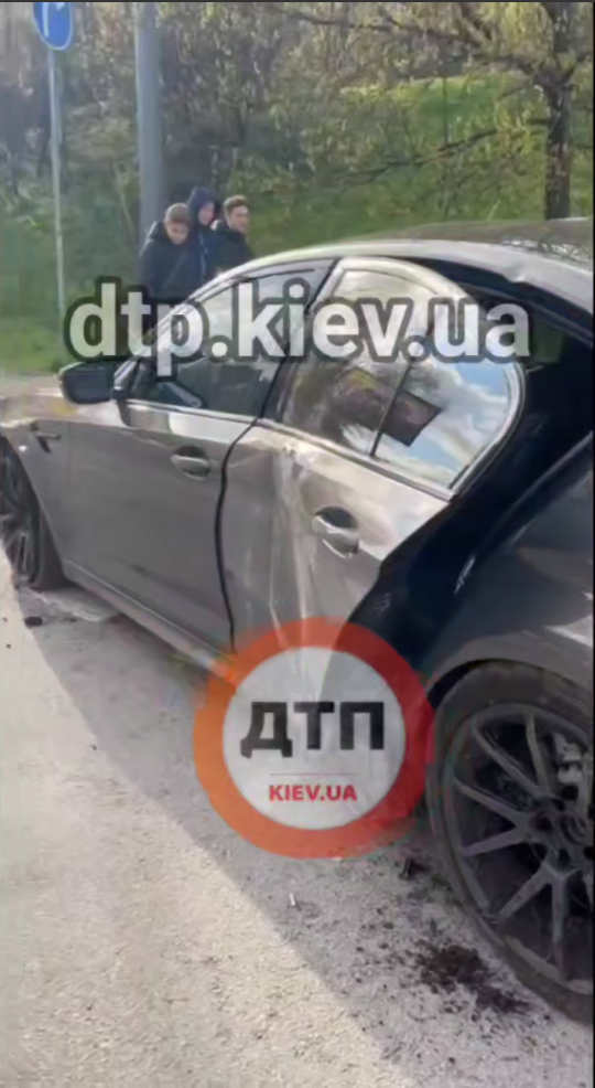 "Токийский дрифт" на Печерске: в Киеве водитель BMW вылетел на тротуар, чуть не задев остановку. Фото и видео