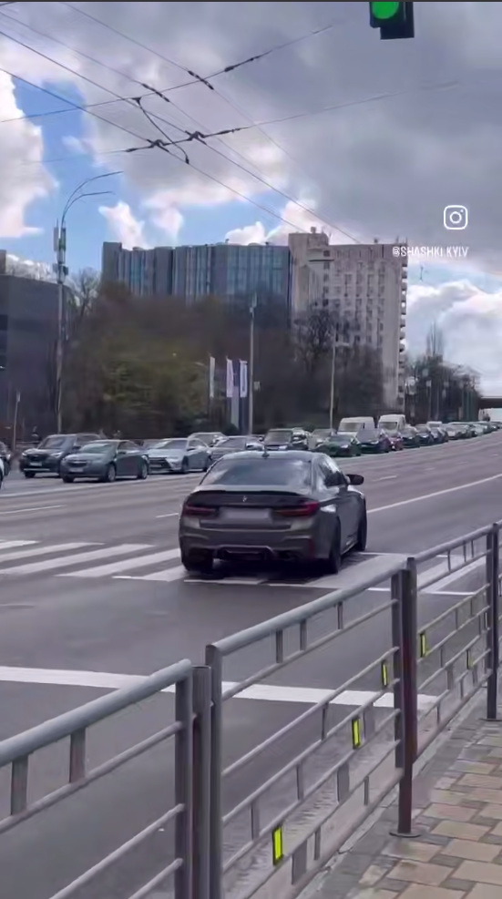 "Токийский дрифт" на Печерске: в Киеве водитель BMW вылетел на тротуар, чуть не задев остановку. Фото и видео