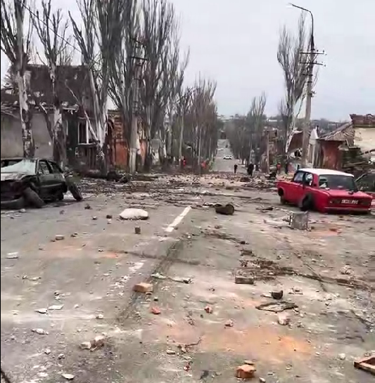 "Руїни, пожежа, вибухи": окупанти в Маріуполі влаштували "шабаш" зі зйомками пропагандистського фільму. Відео