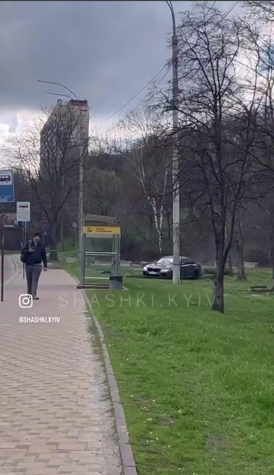 "Токийский дрифт" на Печерске: в Киеве водитель BMW вылетел на тротуар, чуть не задев остановку. Фото и видео