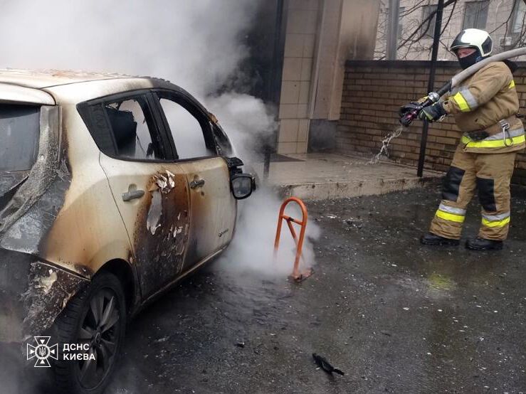 У Києві повідомили про вибух авто біля станції метро "Олімпійська". Усі подробиці, фото та відео