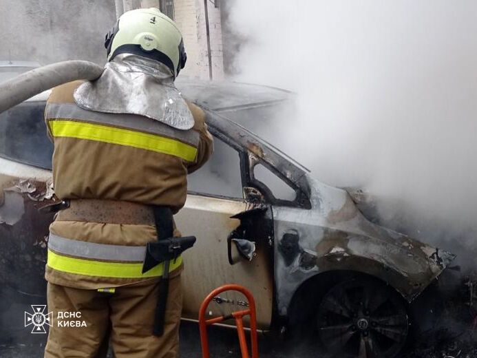 У Києві повідомили про вибух авто біля станції метро "Олімпійська". Усі подробиці, фото та відео