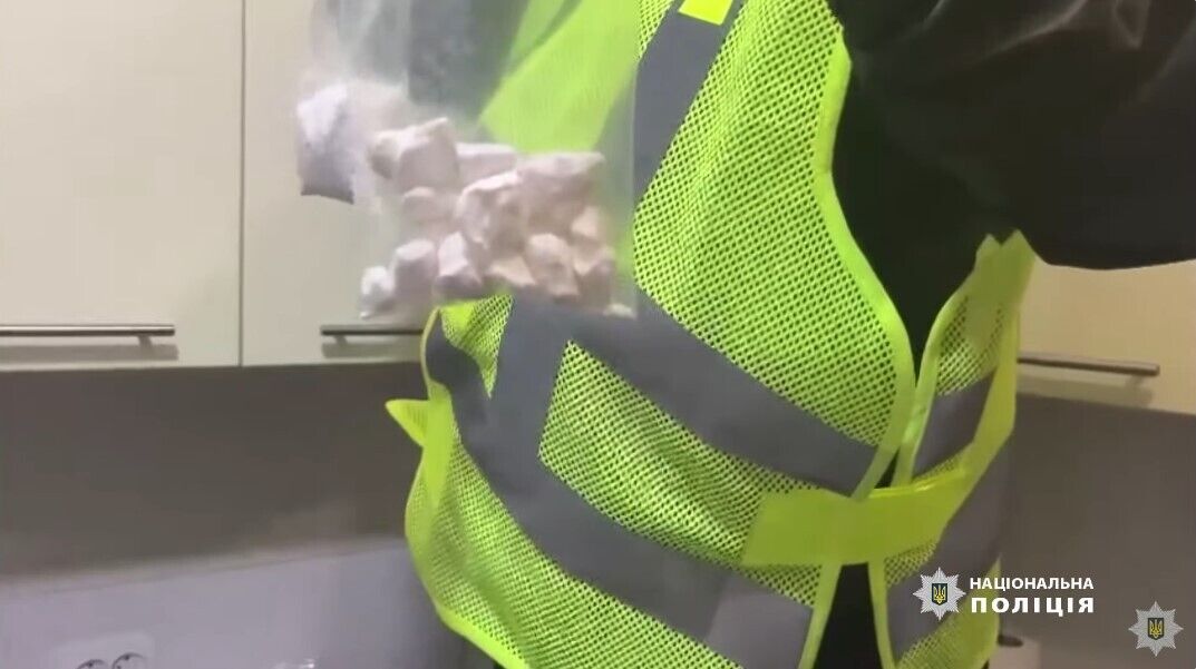 Обеспечивала наркотиками все регионы Украины: в Киеве разоблачили банду наркодилеров с оборотом в миллионы гривен. Фото и видео