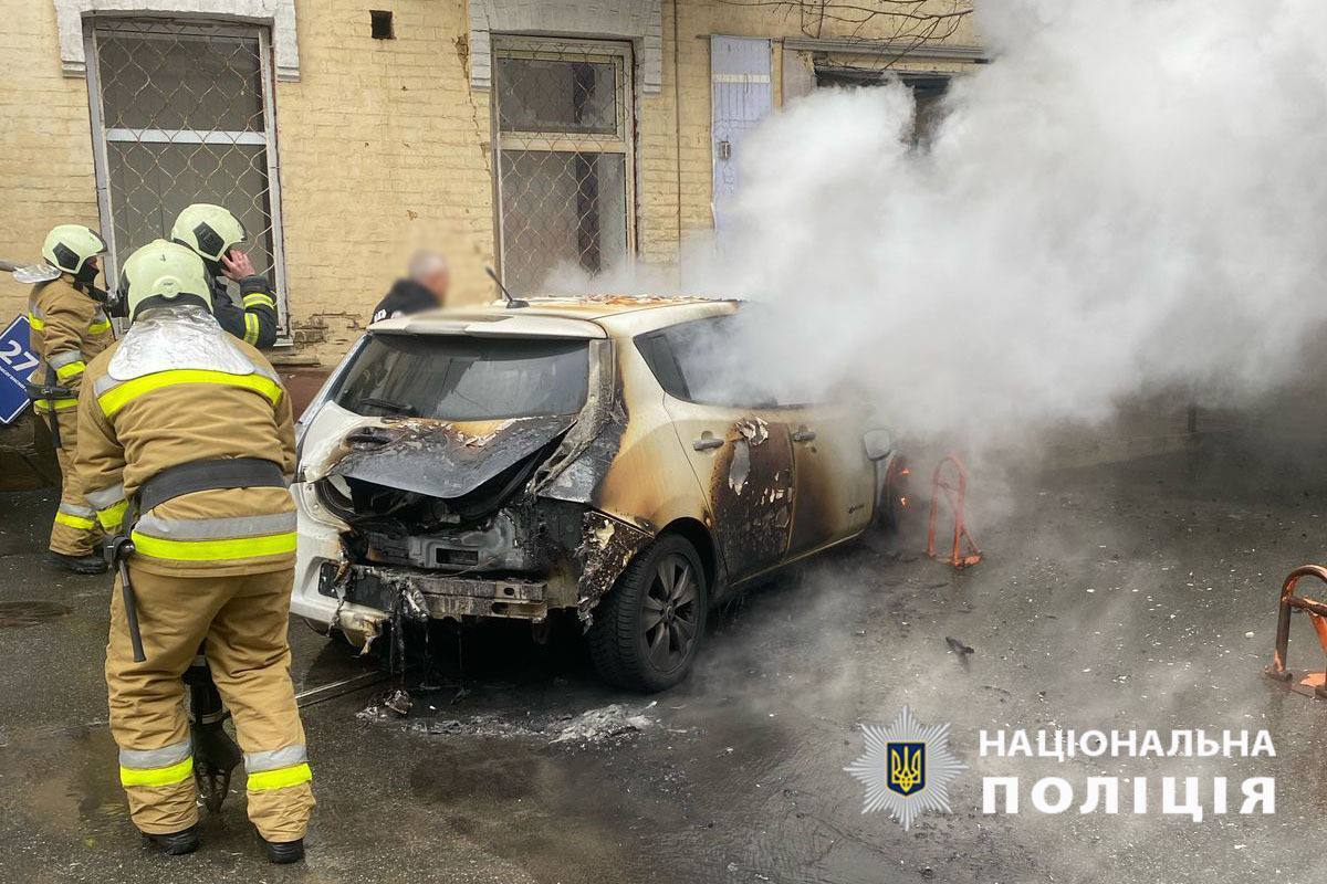 У Києві повідомили про вибух авто біля станції метро "Олімпійська". Усі подробиці, фото та відео