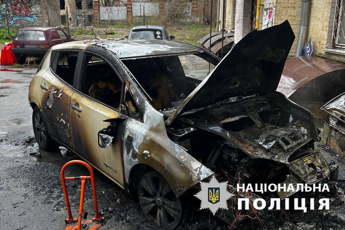 У Києві повідомили про вибух авто біля станції метро "Олімпійська". Усі подробиці, фото та відео