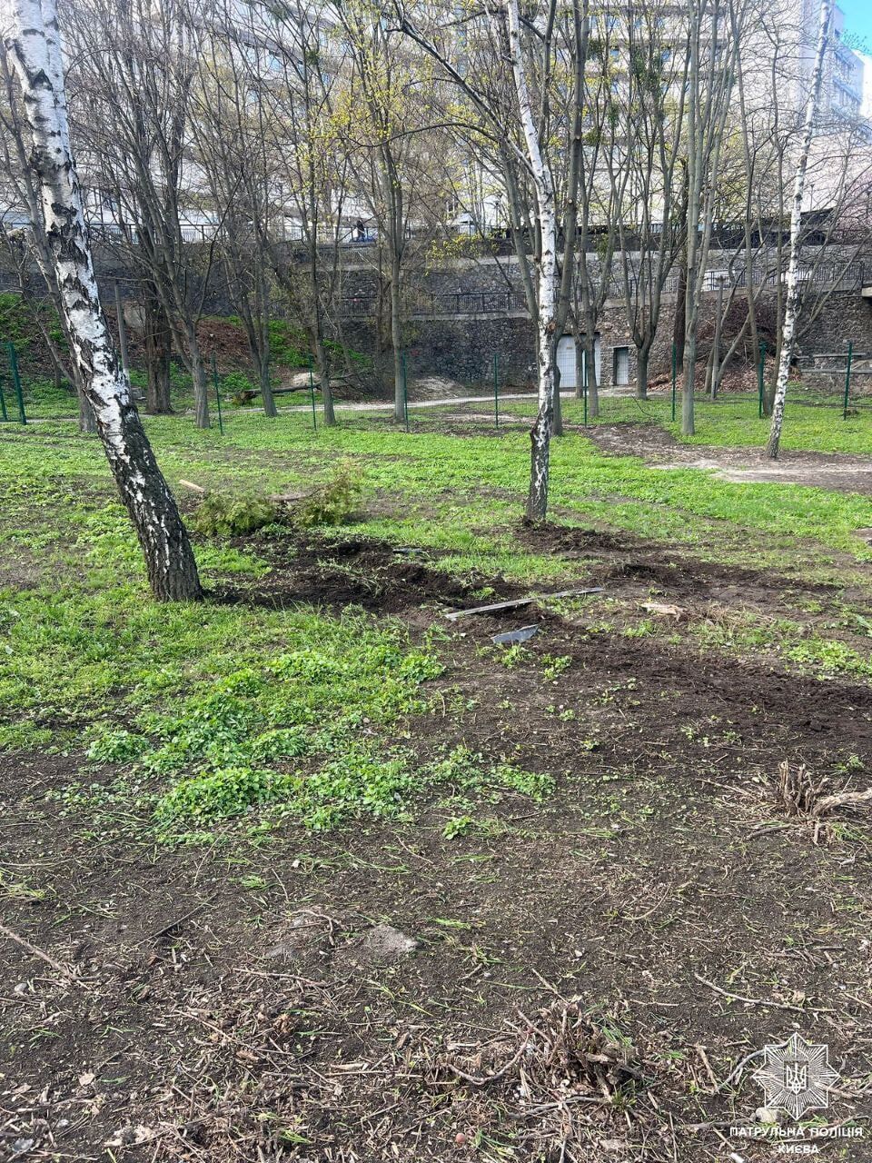 "Токийский дрифт" на Печерске: в Киеве водитель BMW вылетел на тротуар, чуть не задев остановку. Фото и видео