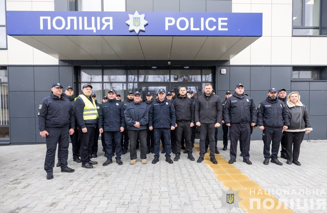 На Київщині за підтримки американського мецената Баффета відновили знищене окупантами відділення поліції. Фото та відео