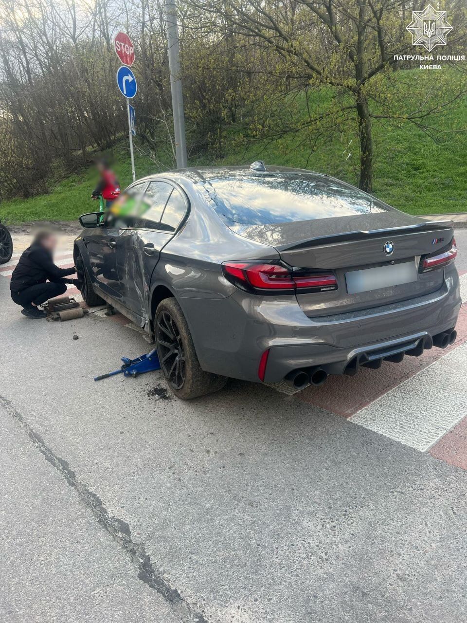 "Токийский дрифт" на Печерске: в Киеве водитель BMW вылетел на тротуар, чуть не задев остановку. Фото и видео