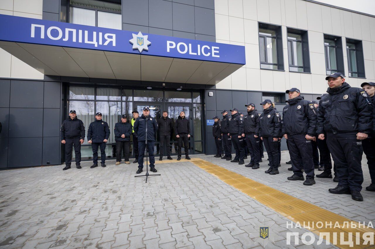 На Київщині за підтримки американського мецената Баффета відновили знищене окупантами відділення поліції. Фото та відео
