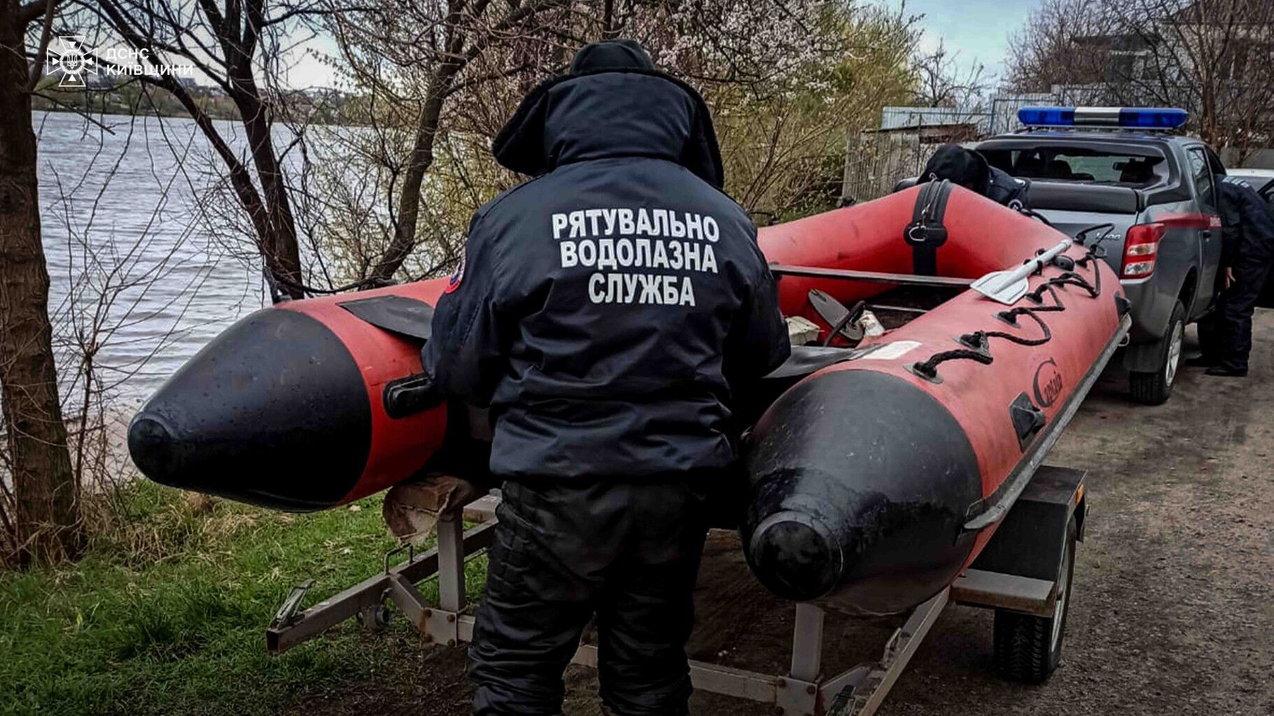 На Київщині майже добу шукали рибалку, який потонув внаслідок перекидання човна. Подробиці та фото