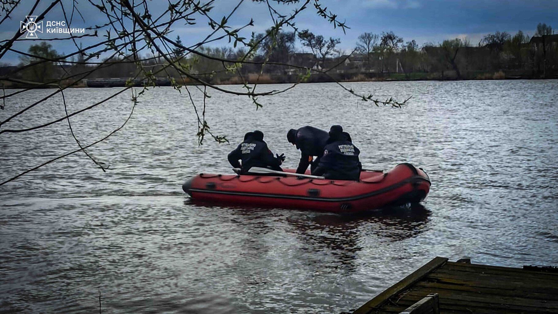 На Київщині майже добу шукали рибалку, який потонув внаслідок перекидання човна. Подробиці та фото