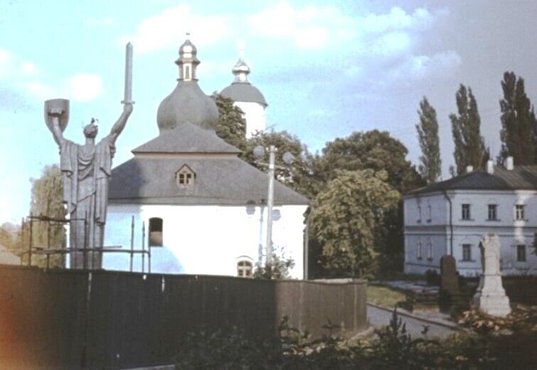 У мережі показали, як створювали та встановлювали монумент "Батьківщина-матір" у Києві. Унікальні фото та відео