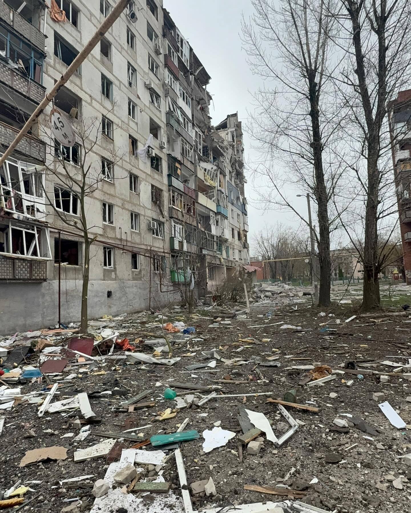 Изуродованные дома и могилы во дворах: сеть поразили свежие фото из Покровска