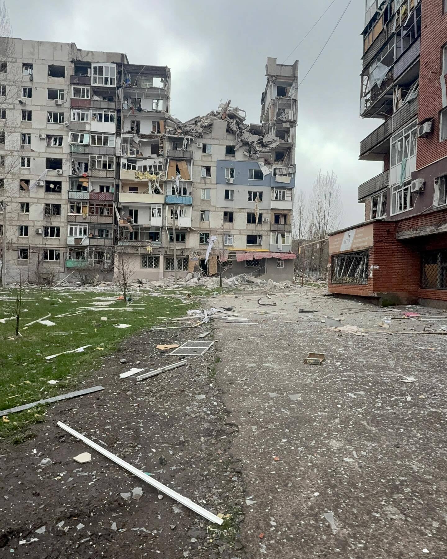 Изуродованные дома и могилы во дворах: сеть поразили свежие фото из Покровска