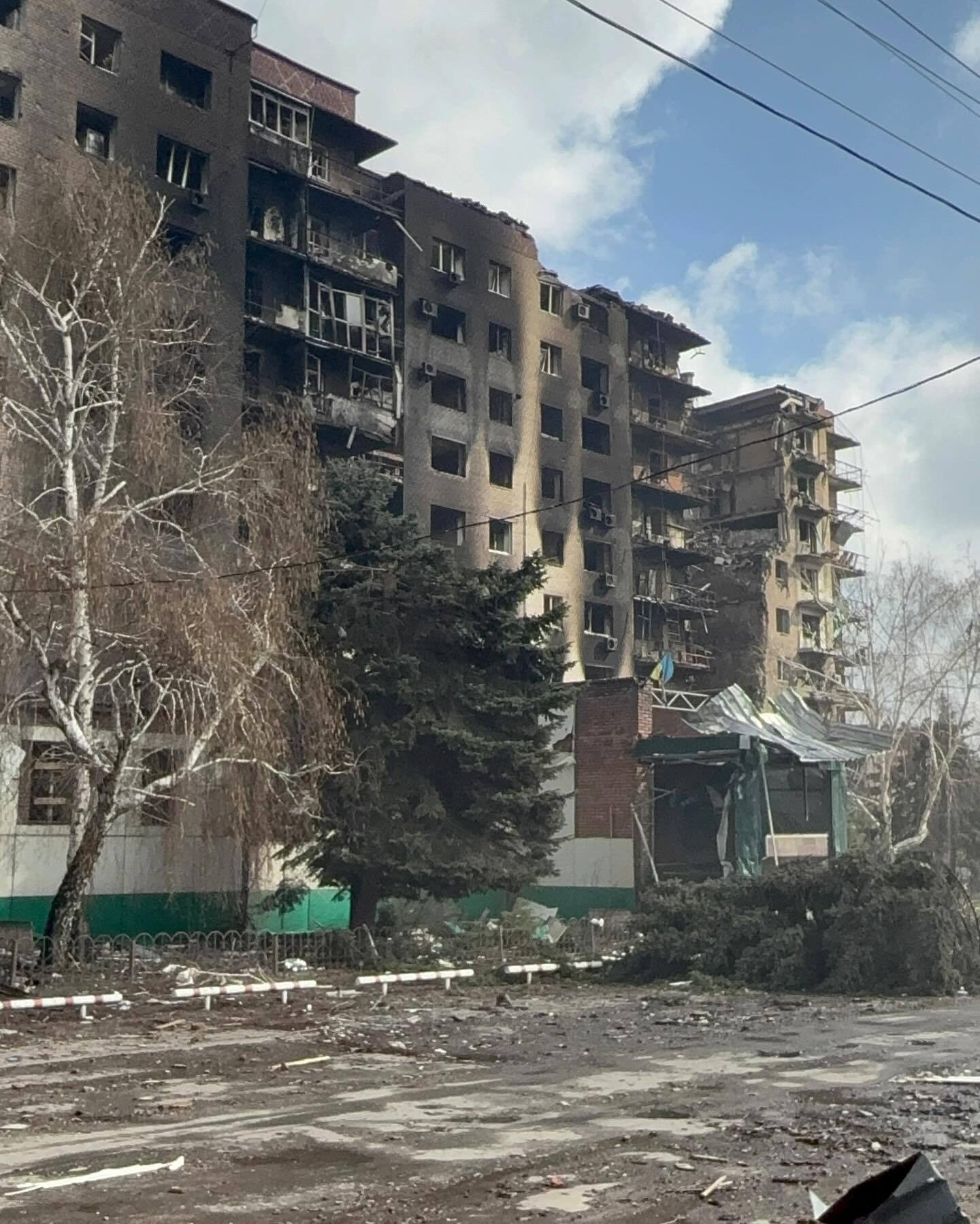 Изуродованные дома и могилы во дворах: сеть поразили свежие фото из Покровска