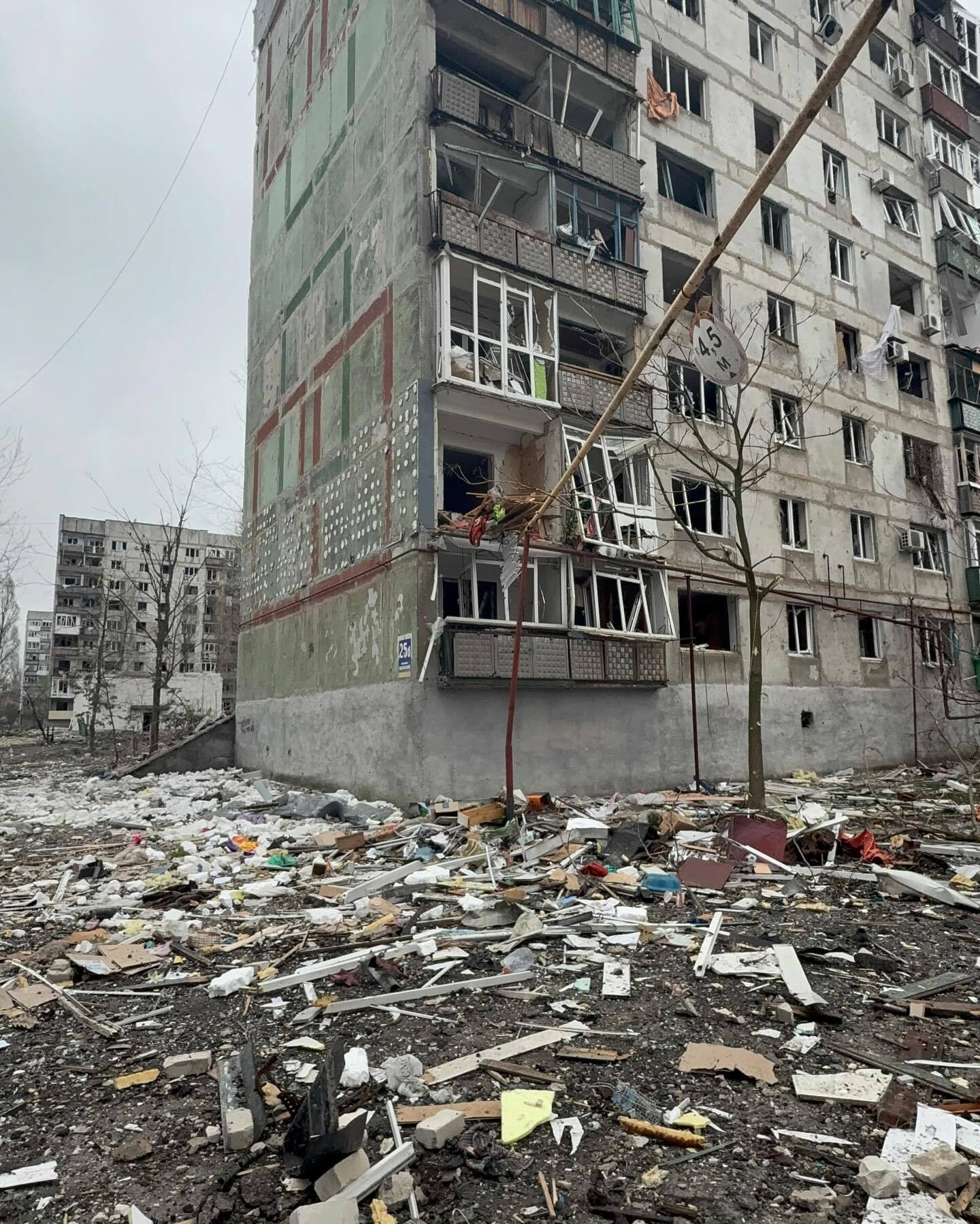 Изуродованные дома и могилы во дворах: сеть поразили свежие фото из Покровска