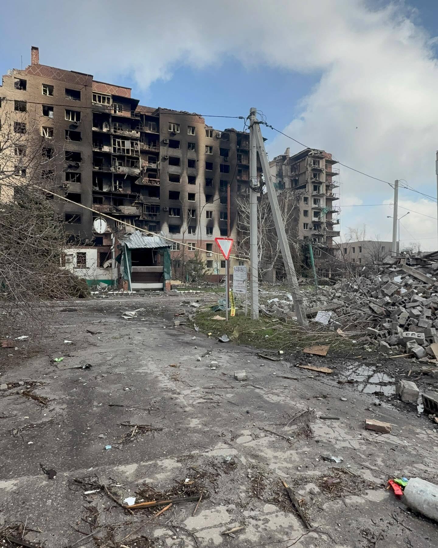 Изуродованные дома и могилы во дворах: сеть поразили свежие фото из Покровска