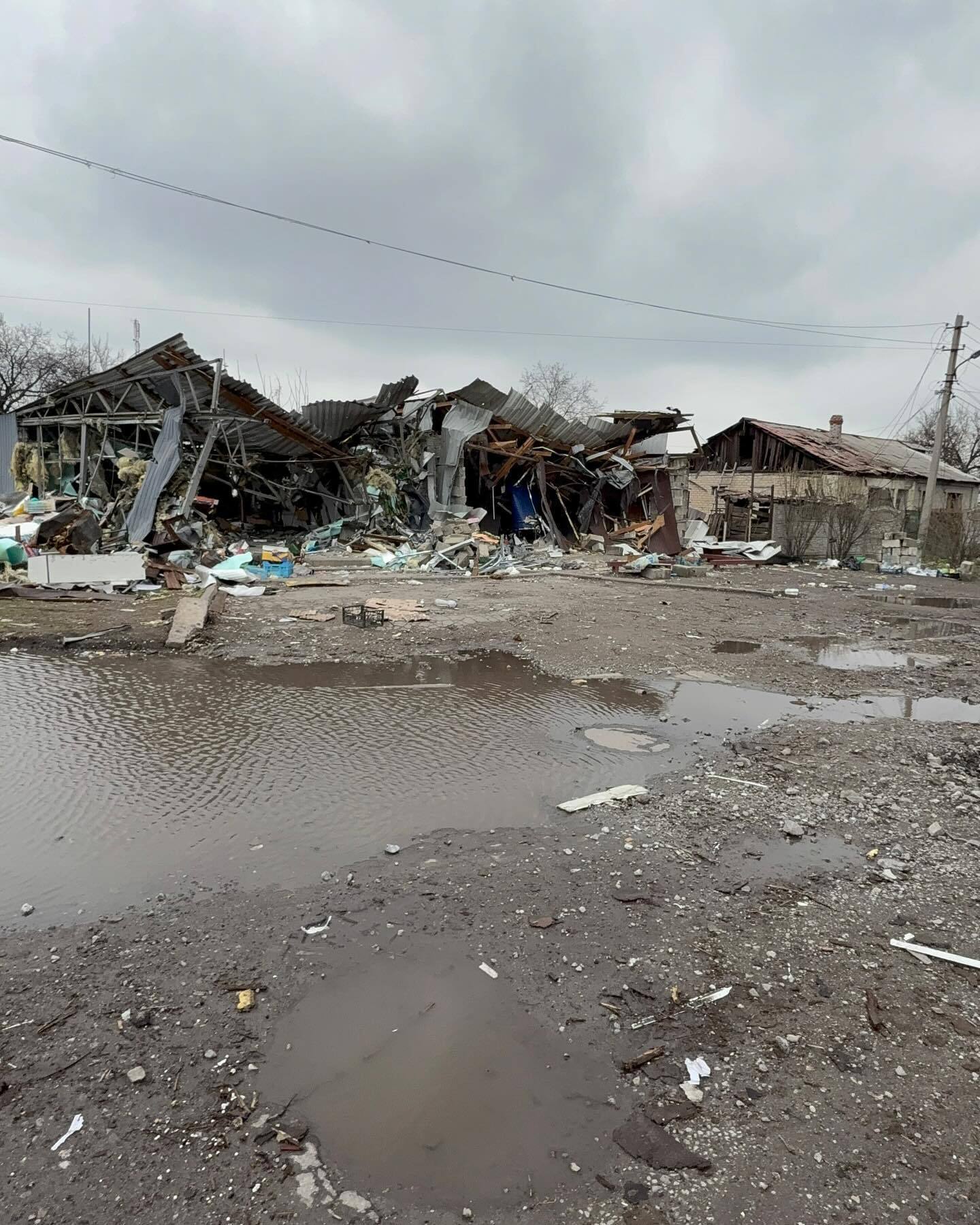 Изуродованные дома и могилы во дворах: сеть поразили свежие фото из Покровска