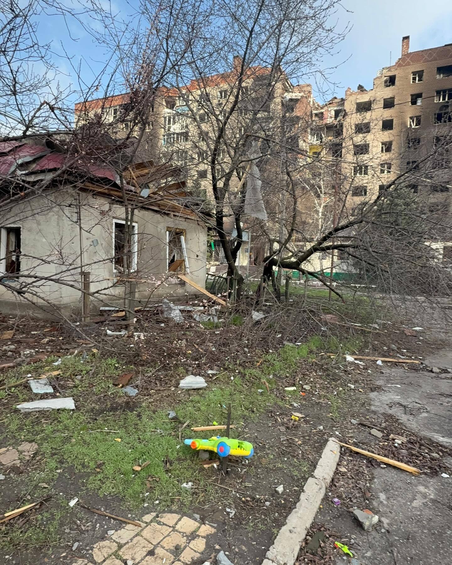 Изуродованные дома и могилы во дворах: сеть поразили свежие фото из Покровска
