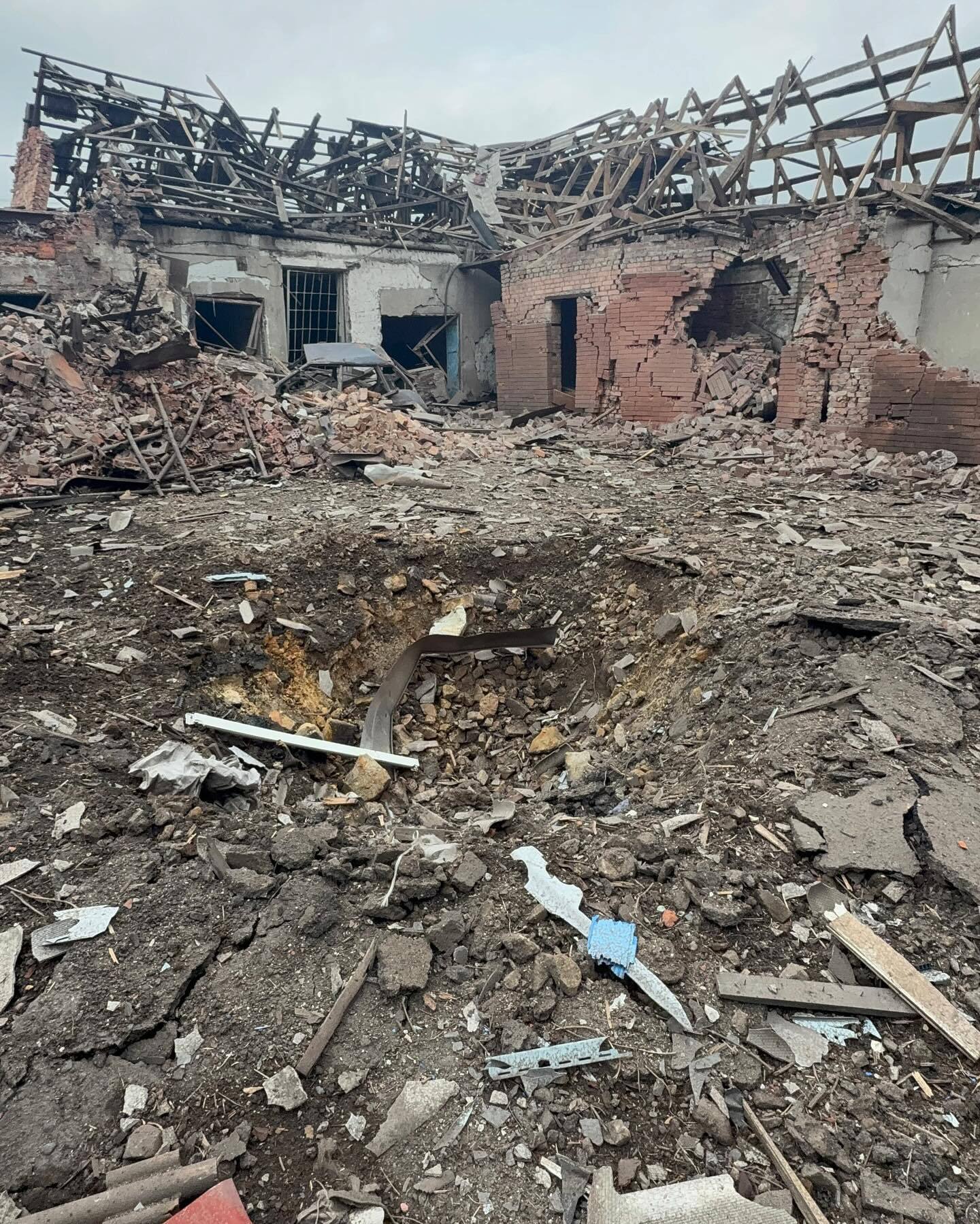 Изуродованные дома и могилы во дворах: сеть поразили свежие фото из Покровска