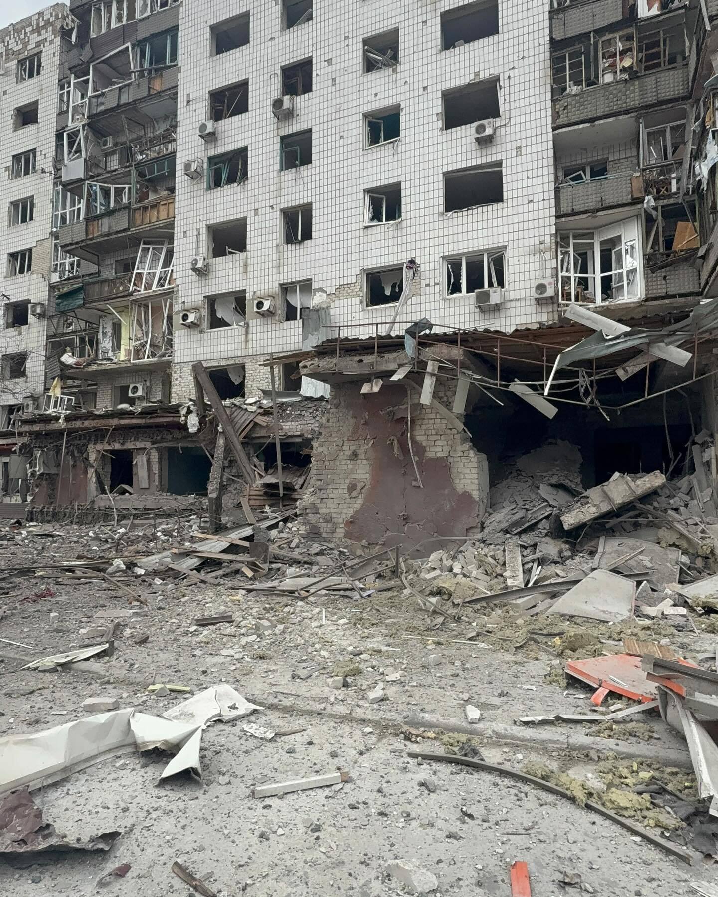 Изуродованные дома и могилы во дворах: сеть поразили свежие фото из Покровска