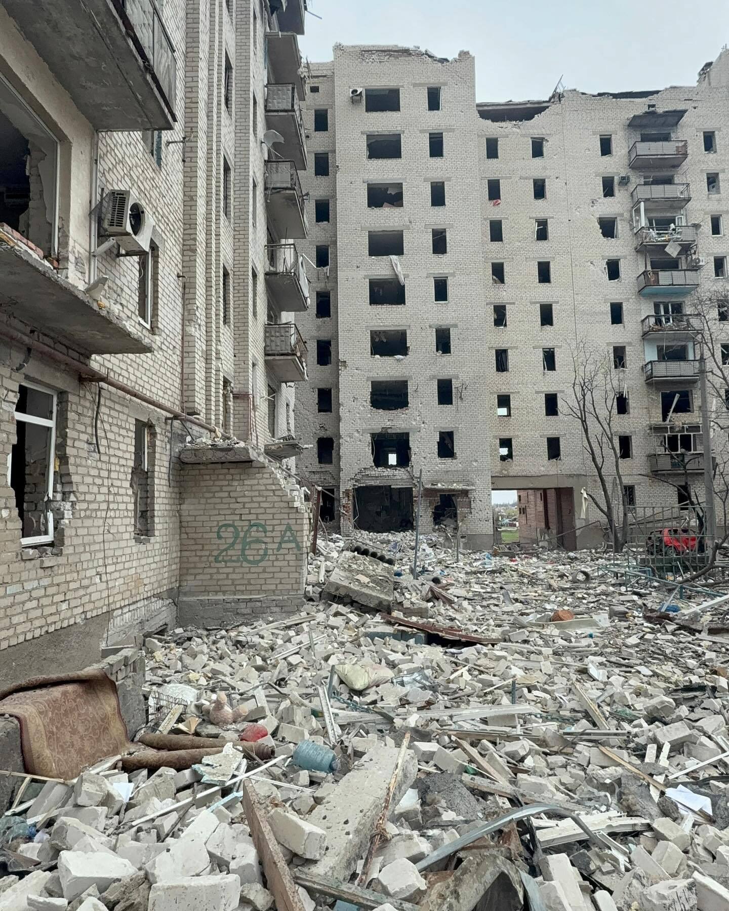 Изуродованные дома и могилы во дворах: сеть поразили свежие фото из Покровска