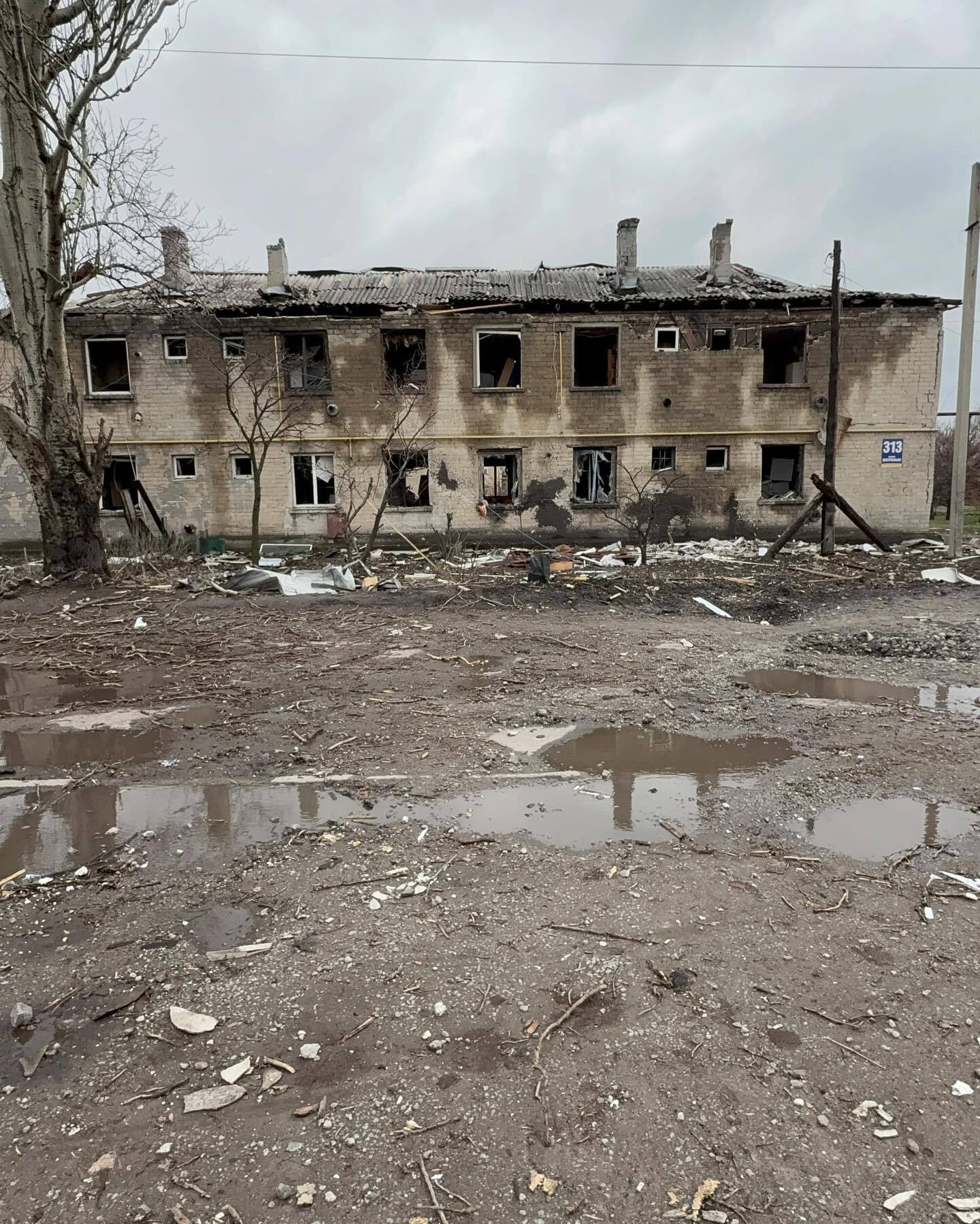 Изуродованные дома и могилы во дворах: сеть поразили свежие фото из Покровска