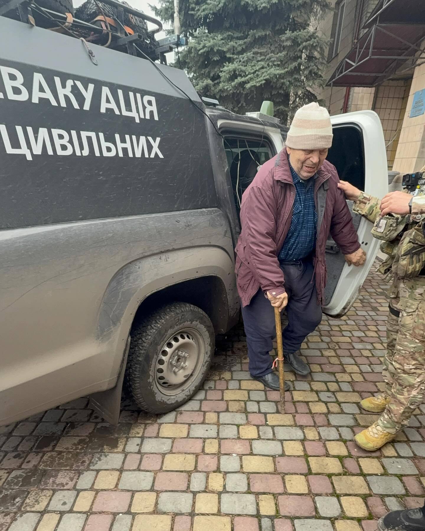 Изуродованные дома и могилы во дворах: сеть поразили свежие фото из Покровска