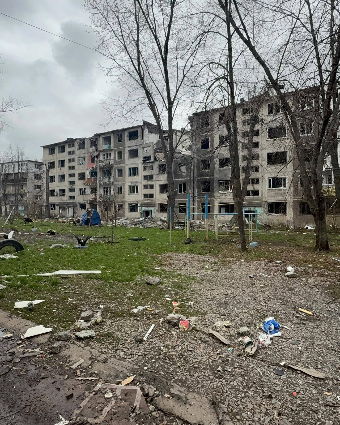 Изуродованные дома и могилы во дворах: сеть поразили свежие фото из Покровска