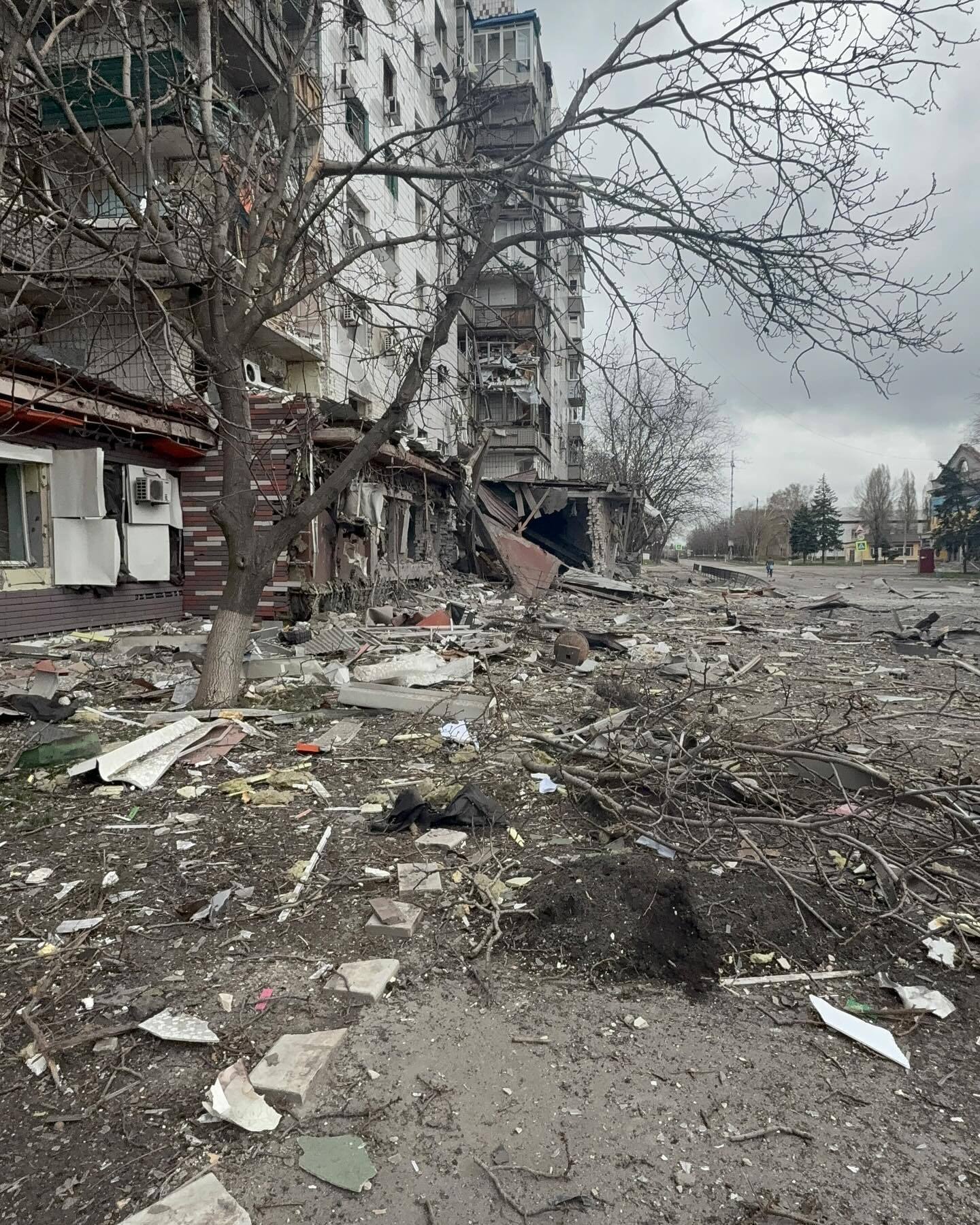 Изуродованные дома и могилы во дворах: сеть поразили свежие фото из Покровска
