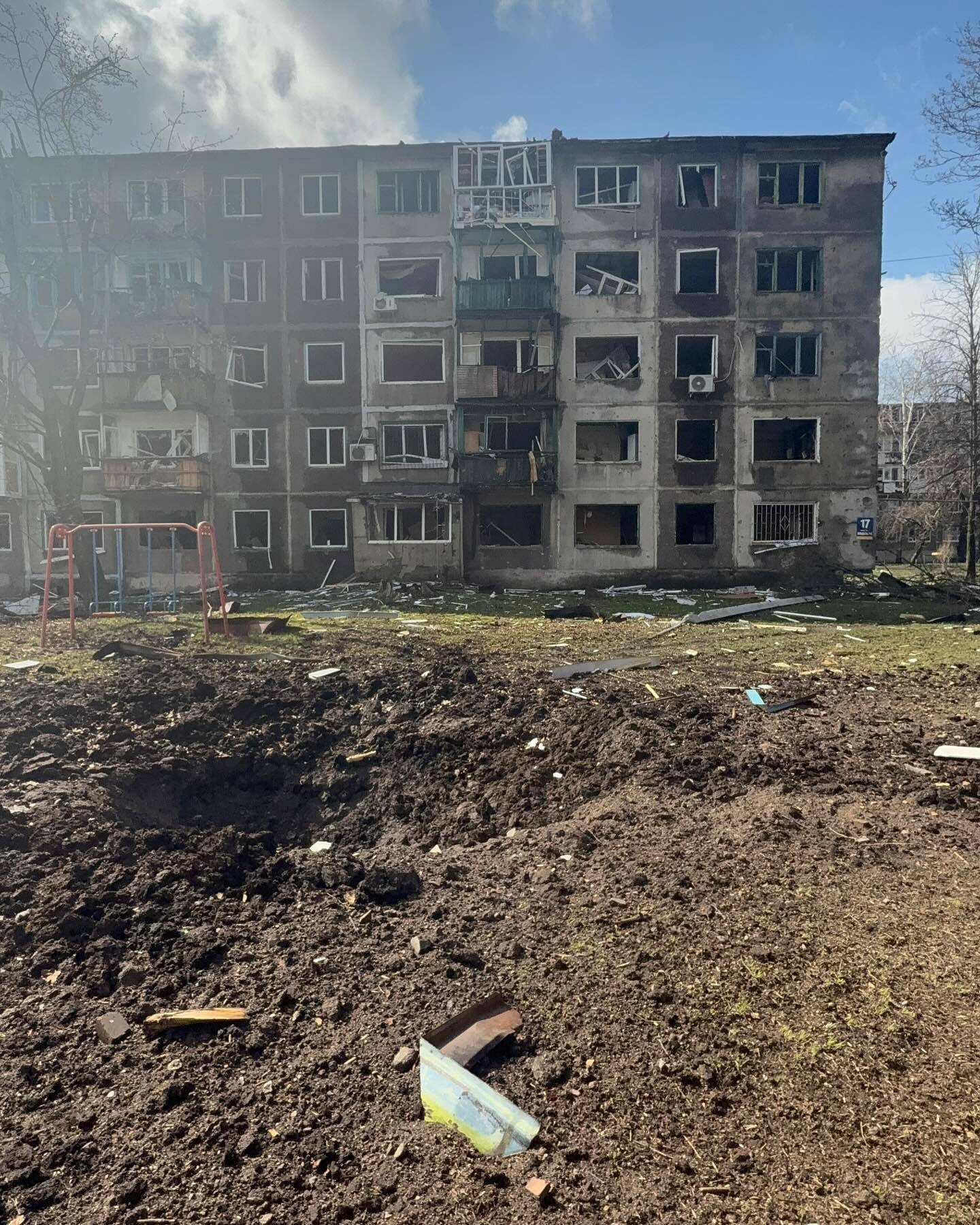 Изуродованные дома и могилы во дворах: сеть поразили свежие фото из Покровска