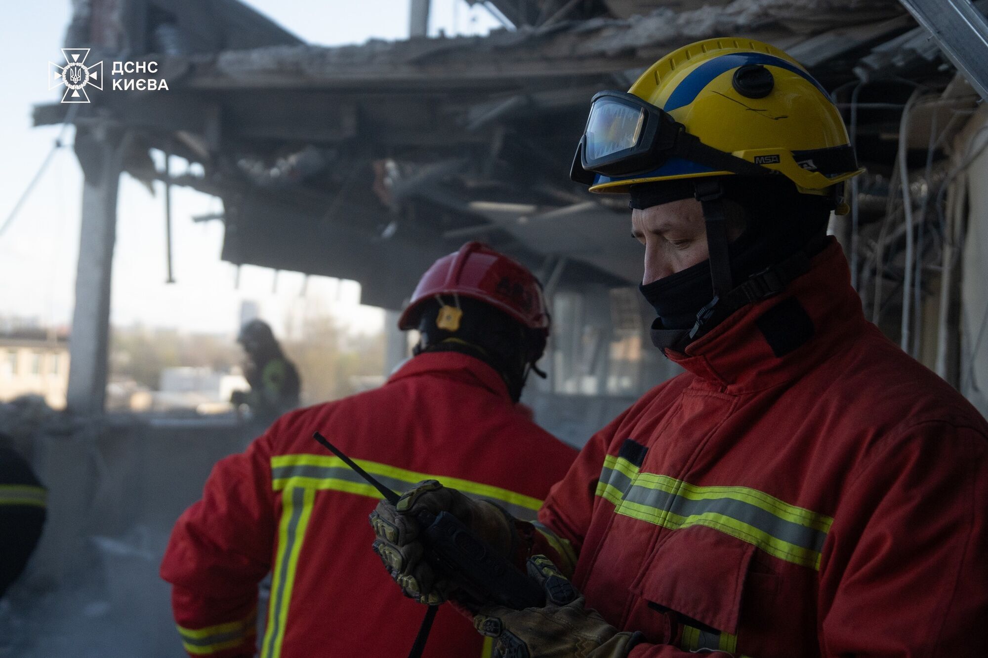 Разобрано более 190 куб. м мусора и конструкций: в ГСЧС показали, как проводятся работы на месте прилета в Киеве. Фото