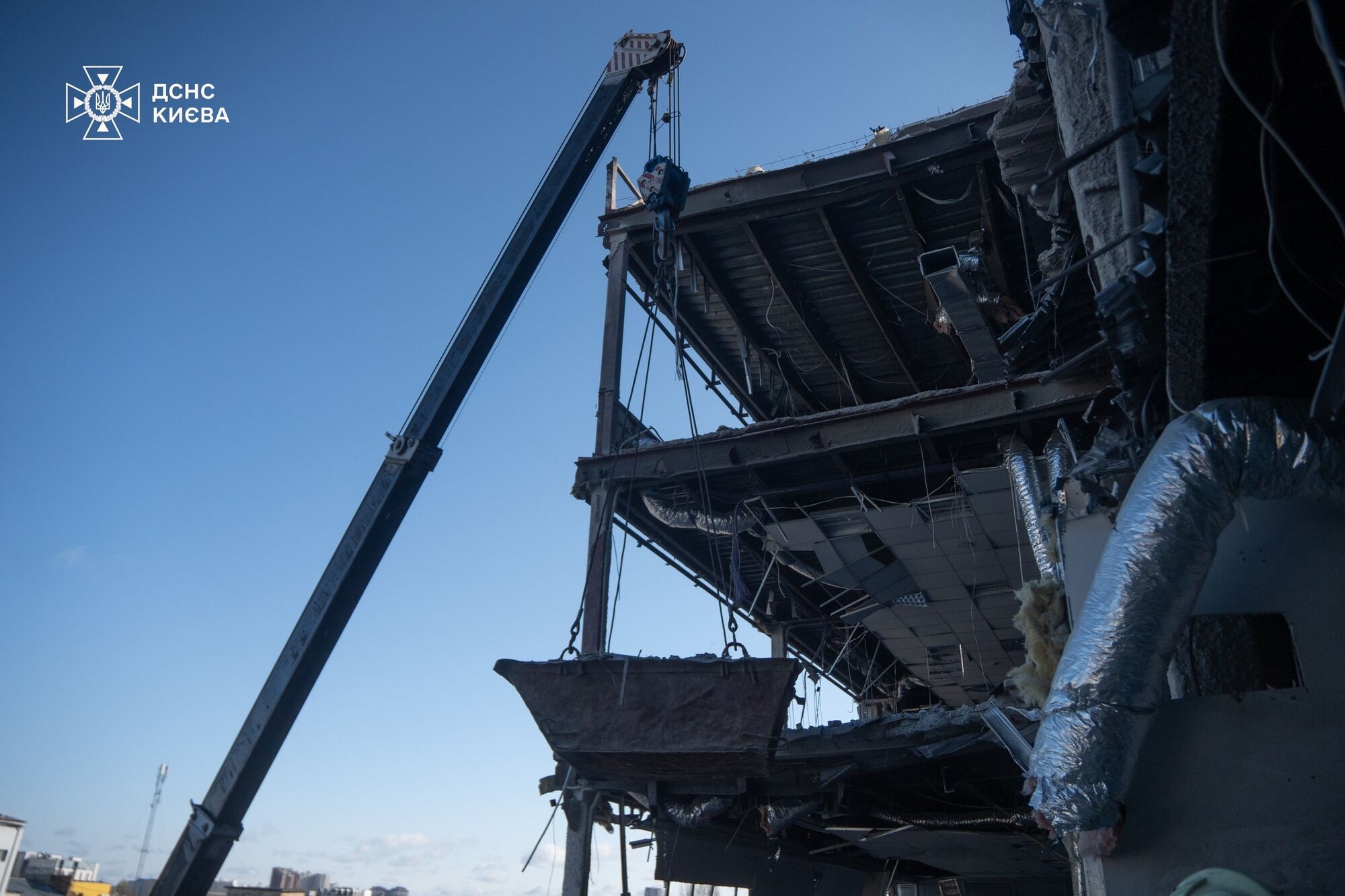 Разобрано более 190 куб. м мусора и конструкций: в ГСЧС показали, как проводятся работы на месте прилета в Киеве. Фото