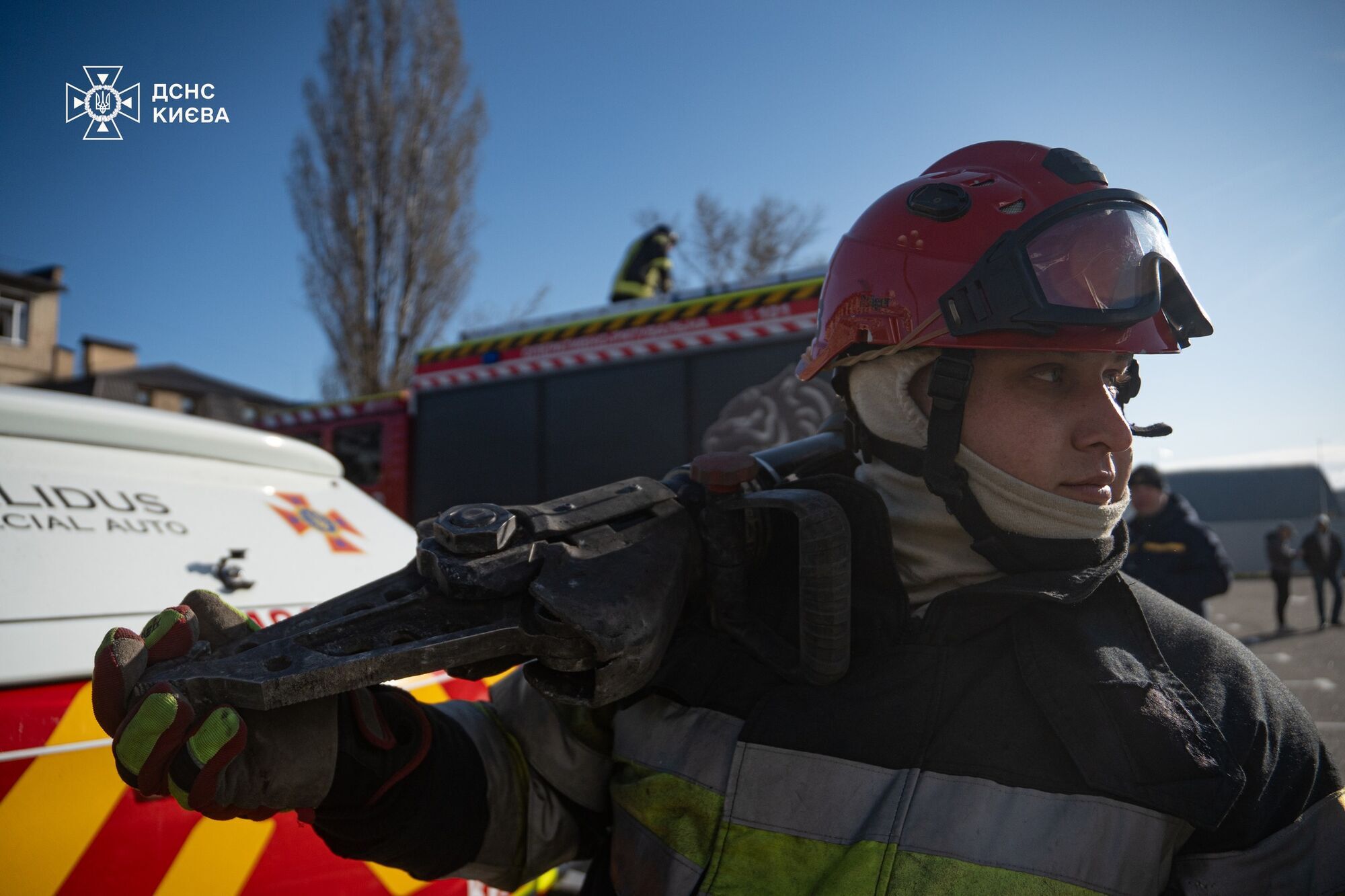 Разобрано более 190 куб. м мусора и конструкций: в ГСЧС показали, как проводятся работы на месте прилета в Киеве. Фото