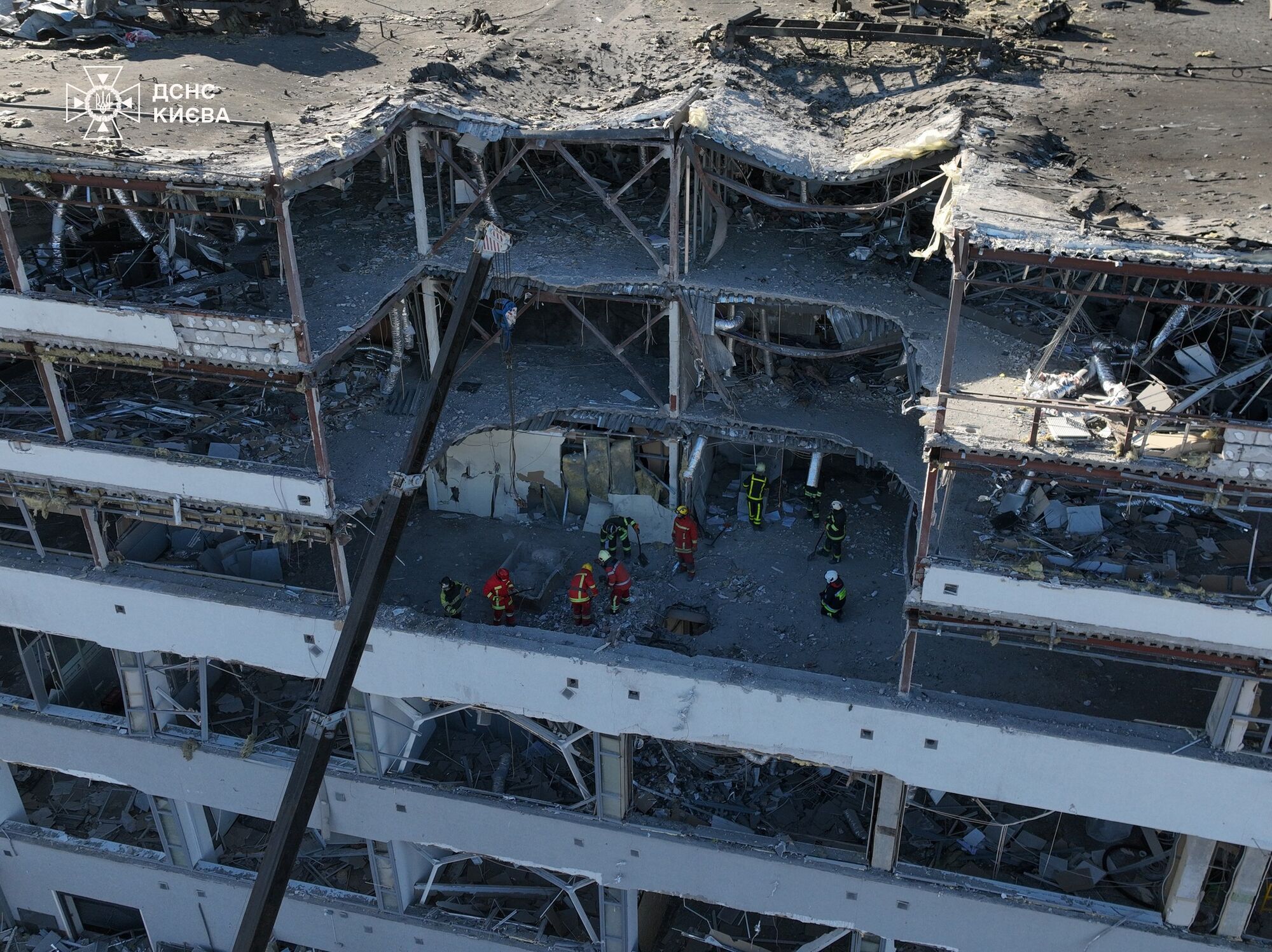 Разобрано более 190 куб. м мусора и конструкций: в ГСЧС показали, как проводятся работы на месте прилета в Киеве. Фото