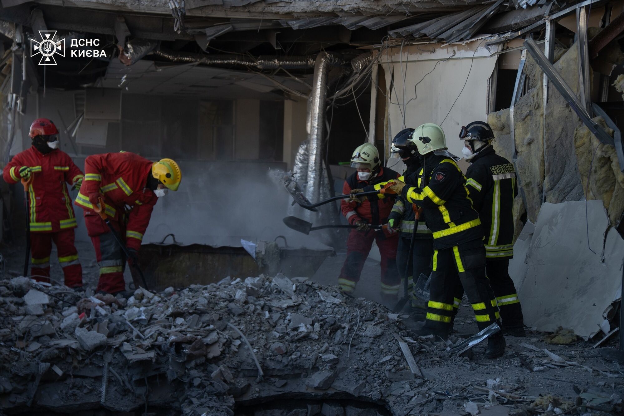 Разобрано более 190 куб. м мусора и конструкций: в ГСЧС показали, как проводятся работы на месте прилета в Киеве. Фото