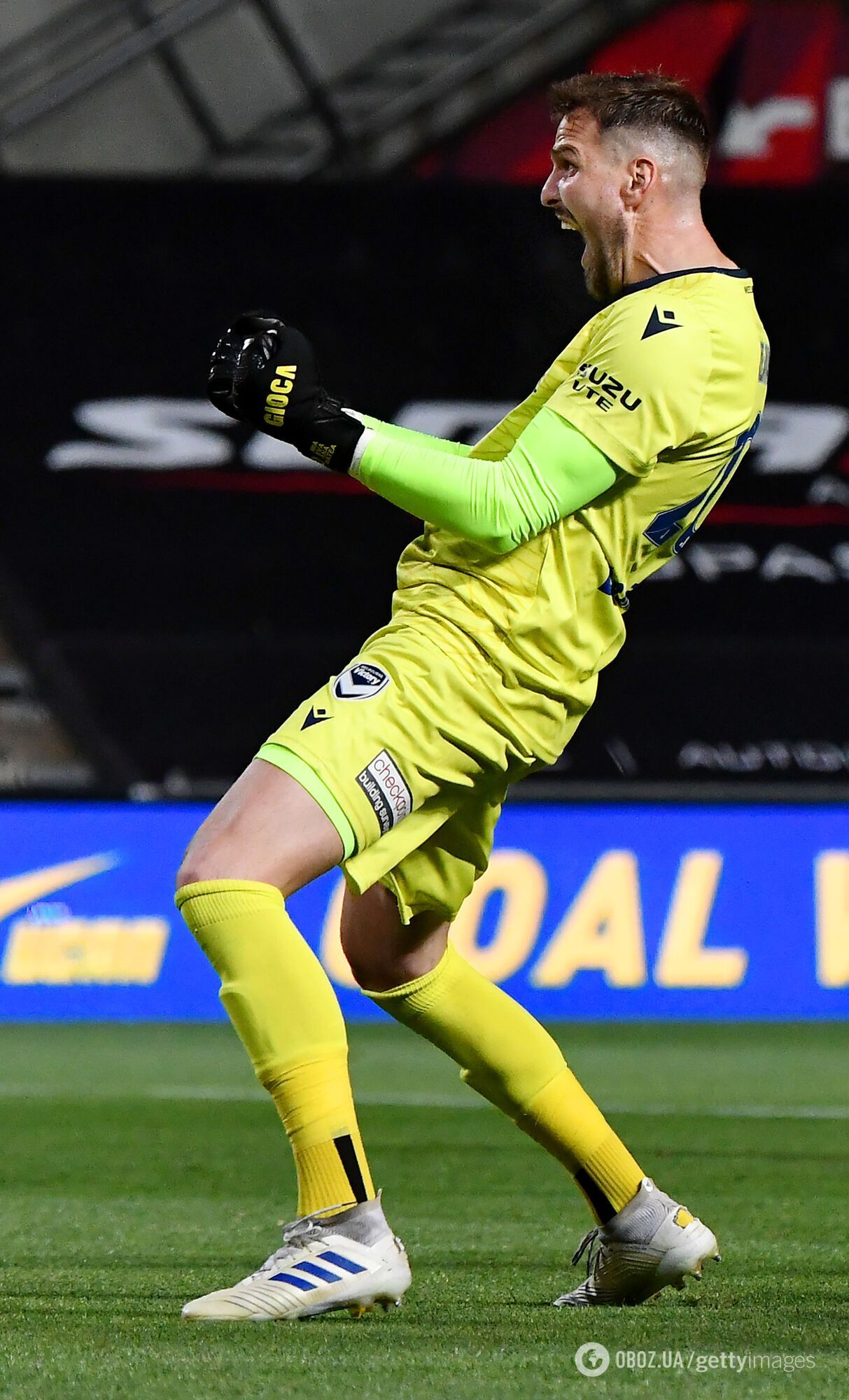 Знаменитый хорватский голкипер на рефлексах спас журналистку в прямом эфире. Видео собрало 1 млн просмотров менее чем за сутки