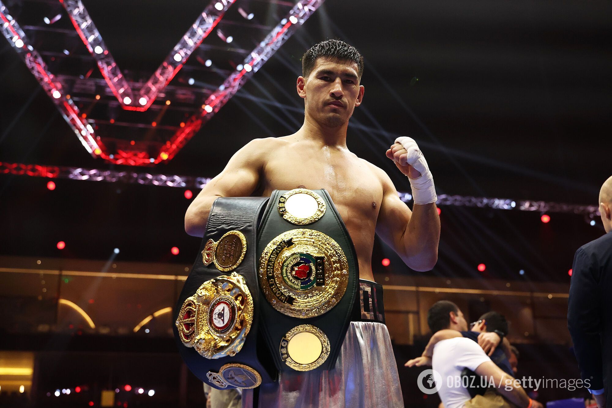 Знаменитый российский боксер лишился титула абсолютного чемпиона. Что произошло