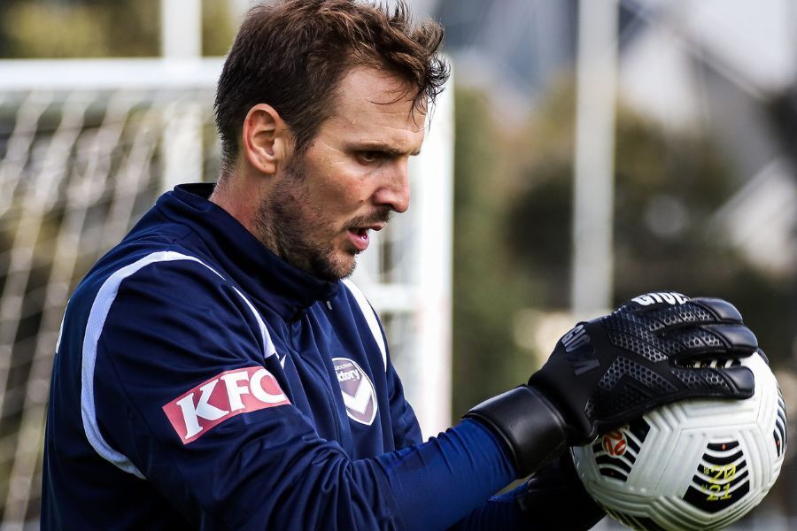 Знаменитый хорватский голкипер на рефлексах спас журналистку в прямом эфире. Видео собрало 1 млн просмотров менее чем за сутки