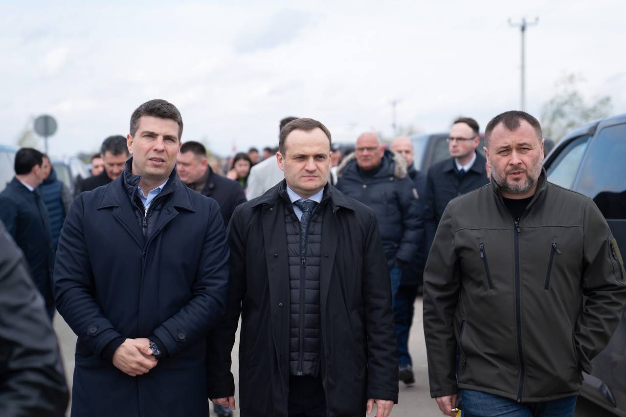 На открытие пункта пропуска приехали официальные лица