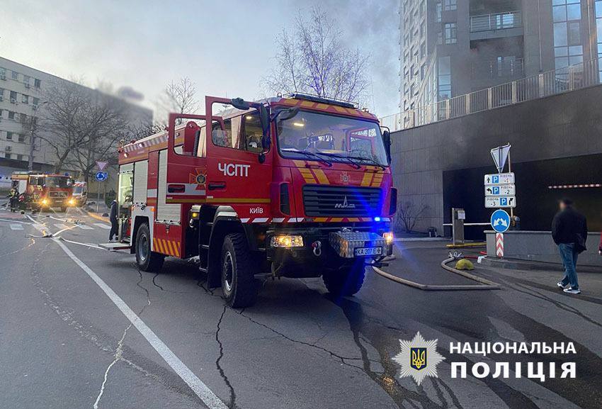 Підпалив Mercedes у паркінгу елітного ЖК на Печерську: у Києві затримали зловмисника. Подробиці та фото