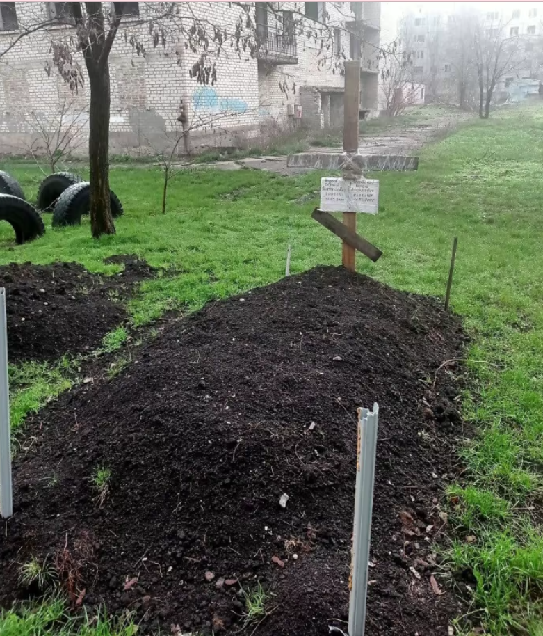 Изуродованные дома и могилы во дворах: сеть поразили свежие фото из Покровска