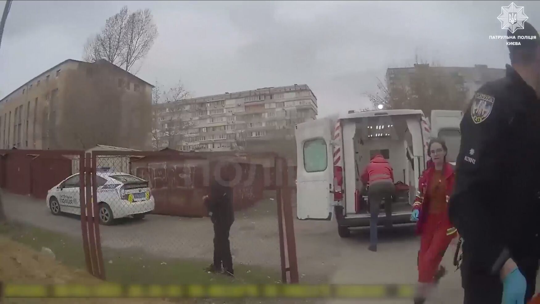 В Киеве патрульные пришли на помощь женщине, которую сбил поезд. Подробности и видео с нагрудных камер